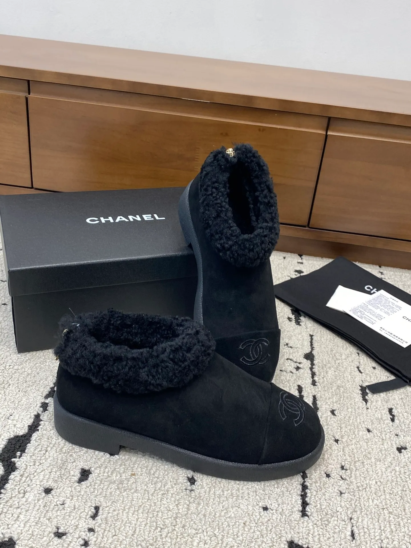 👟👟Ex-factory price 640👟👟 🍀Chanel 2025 autumn and winter style wool shoes Chanel new autumn and winter genuine wool slippers and boots Xiaoxiang 2025 autumn and winter one of the most beautiful snow boots Classic, beautiful and warm snow boots ❤️super warm! It's enough to have it this winter, it's really beautiful and fairy~ Materials and craftsmanship: The upper is made of custom sheepskin/wool/sheepskin, and the inner pads are all made of wool. It feels very soft and comfortable! The sole is the original TPU outsole Size: 35-39 (40.41 customized, non-refundable)